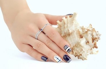 gorgeous-maritime-nail-art-blue-white-anchor-stripes
