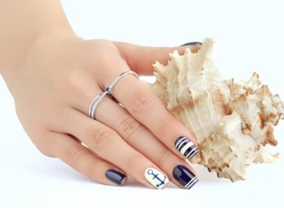 gorgeous-maritime-nail-art-blue-white-anchor-stripes