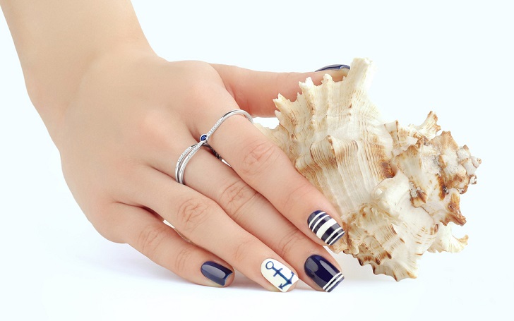 gorgeous maritime nail art blue white stripes
