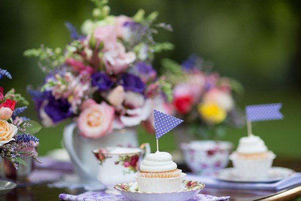 how to choose a theme for tea party table setting 