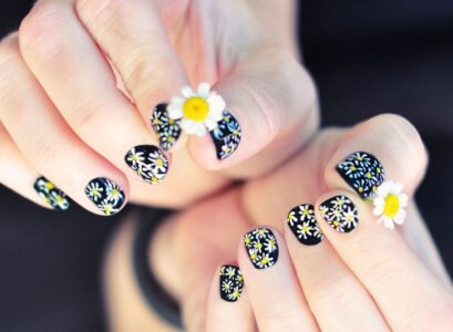beautiful-nail-ideas-black-manicure-DIY-daisies