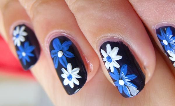 black manicure with blue and white daisies