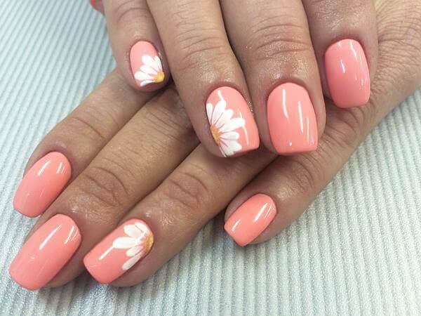 elegant nail design with flowers daisies