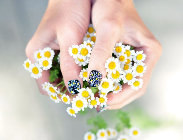 how to draw flowers on nails