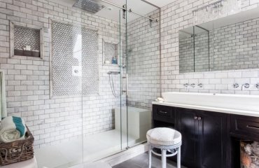 moswern-walk-in-shower-with-subway-tile-and-glass-doors