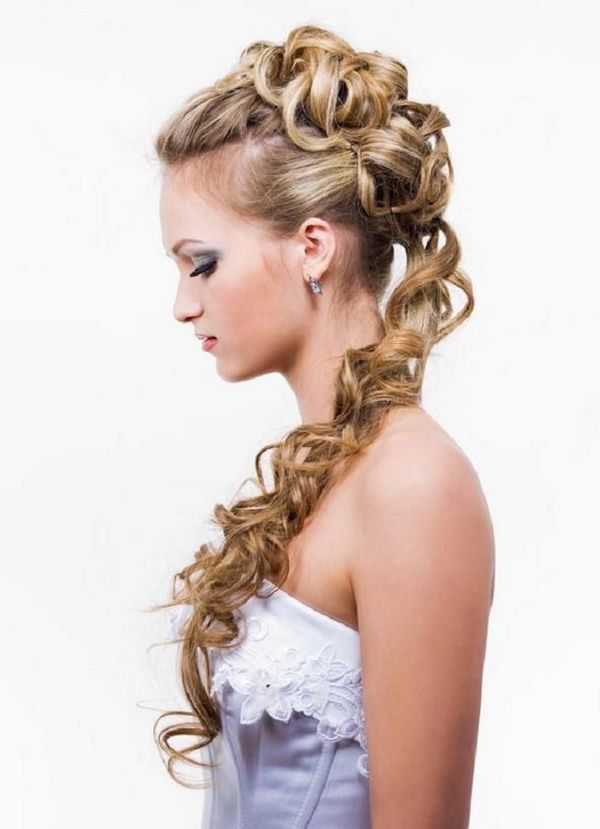Christmas hairstyle for long hair bun and curls