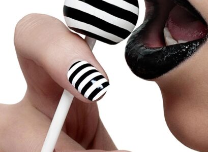 black-and-white-stripe-nail-design