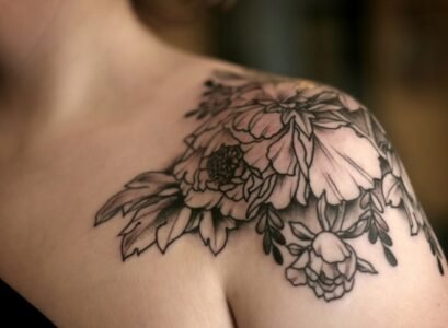 flower-tattoo-ideas-womens-shoulder-design-ideas
