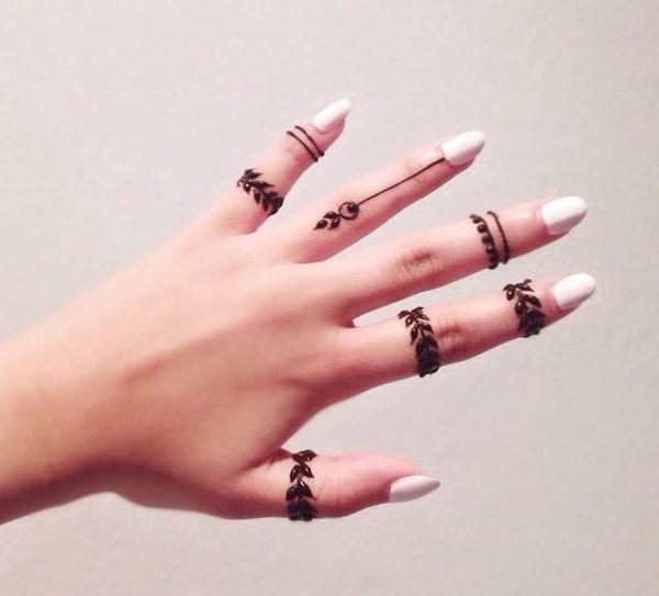 henna mehndi tattoo on fingers