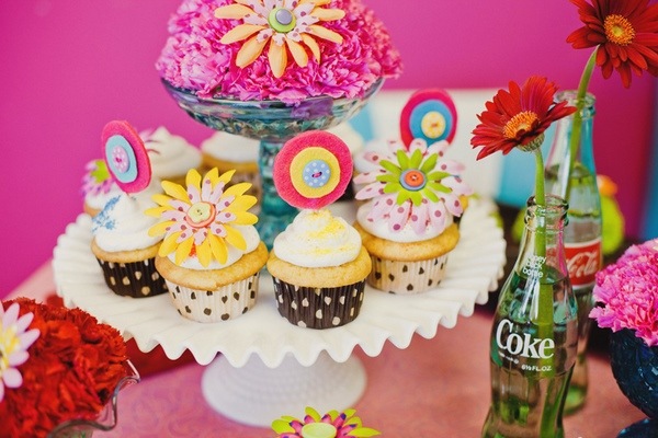 retro bridal shower cupcakes daisies vintage housewife theme