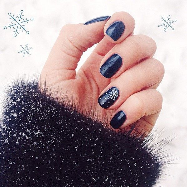 DIY christmas snowflake nails blue manicure