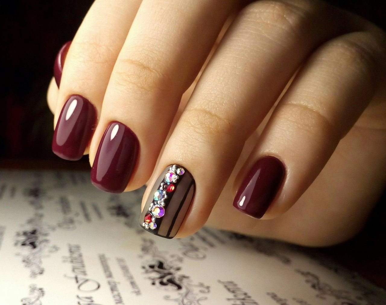 Elegant nail designs with rhinestones – glamorous and chic manicure ideas