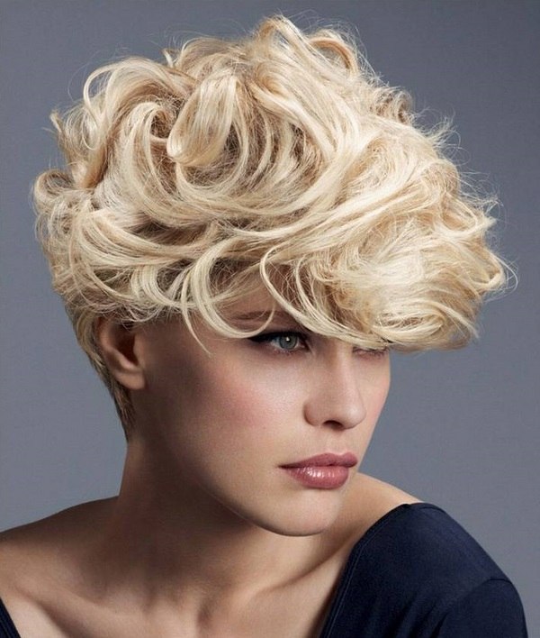 Short curly hairstyles – great ideas for formal and informal hairdos