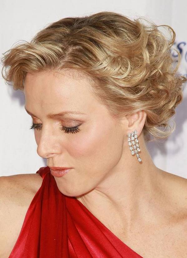 how to style short curly hair