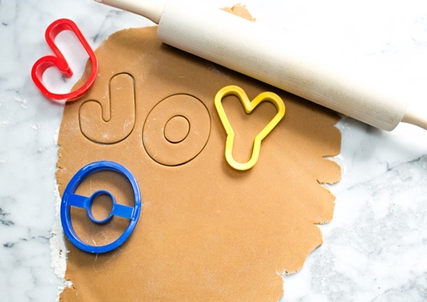 Christmas baking gingerbread cookies DIY garland ideas