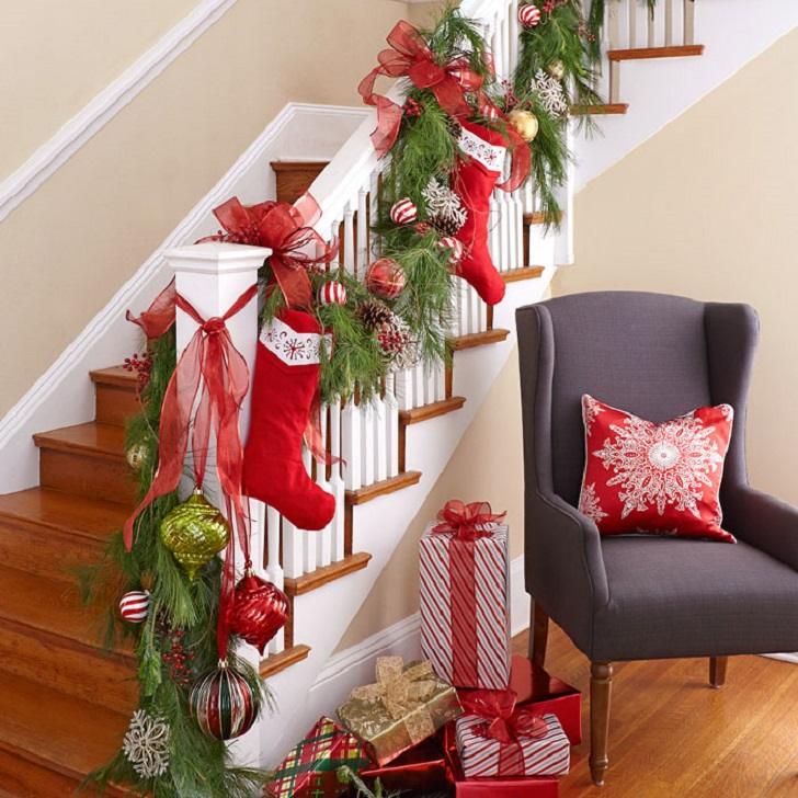 DIY Christmas garlands from evergreen plants staircase red stockings
