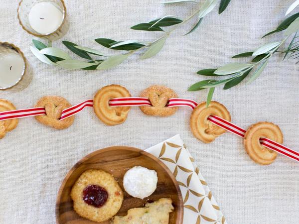 DIY Christmas garlands from food danish butter cookies