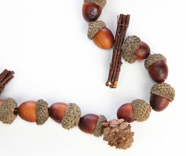 DIY Christmas garlands from natural materials acorns pinecones