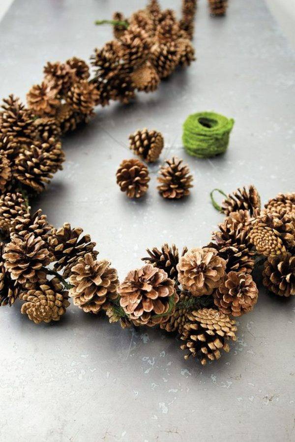 DIY Christmas garlands from natural materials pine cones decorations