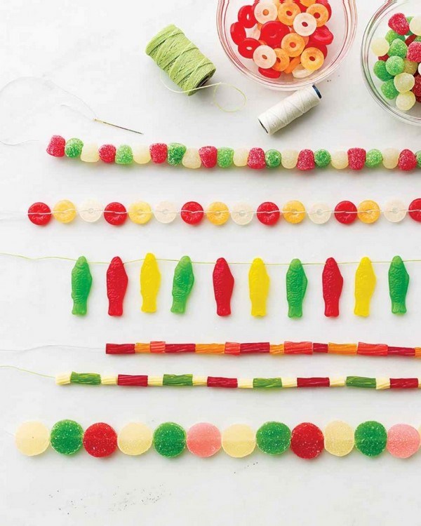 DIY candy garland ideas fun christmas crafts last minute decoration