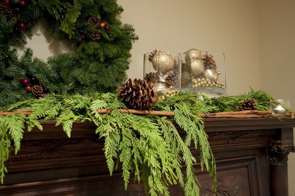 Last minute Christmas decoration real garlands from evergreen plants