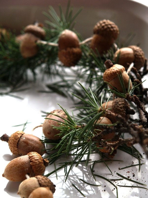 acorns and evergreen branches garland DIY winter decorations