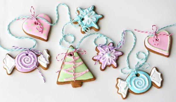colorful DIY garland ideas christmas cookies royal icing