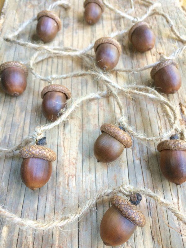 easy DIY Christmas garlands from natural materials acorns