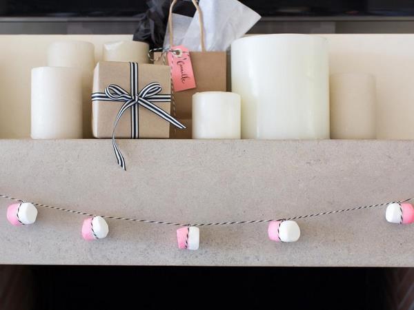 easy DIY holiday decoration marshmallow garland
