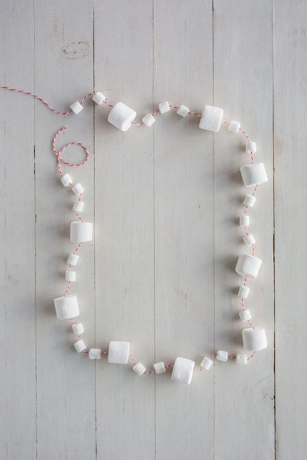 homemade christmas decorations DIY christmas marshmallow candy garlands