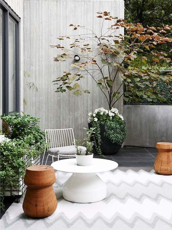 DIY inexpensive concrete retaining wall patio design