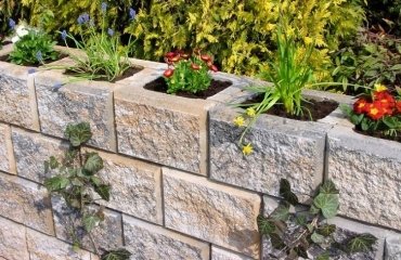 cheap-retaining-wall-ideas-materials-concrete-blocks