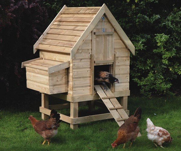 small coop for chicken from pallet wood