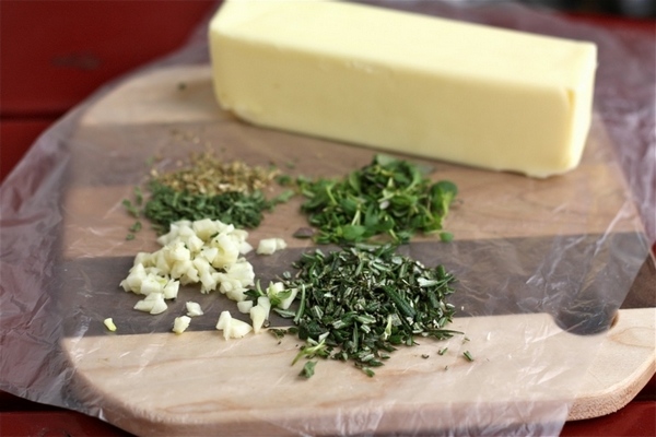 How to make butter with fresh herbs