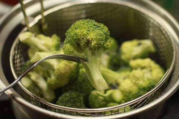 how long to steam broccoli
