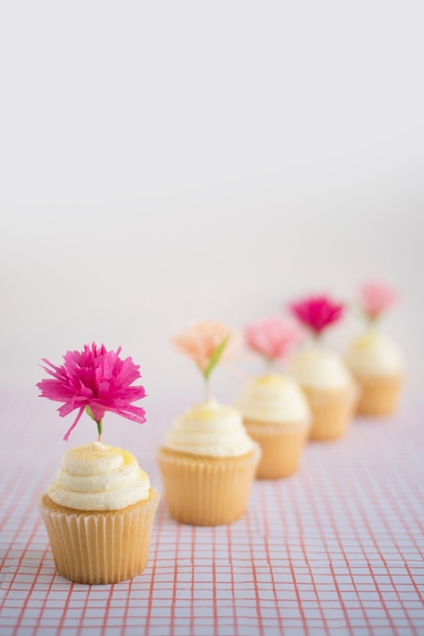 easy DIY cupcake toppers paper craft ideas carnation