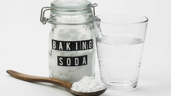 DIY-easy-chemical-free-bathroom-cleaners-with-baking-soda