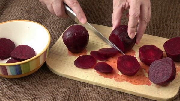 How to clean cutting boards from stains
