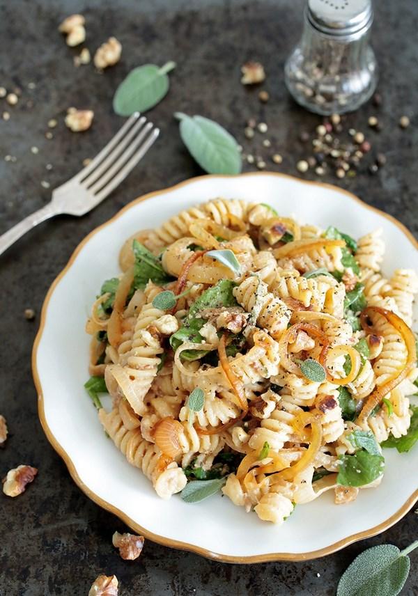 easy vegan spinach and caramelised onion pasta
