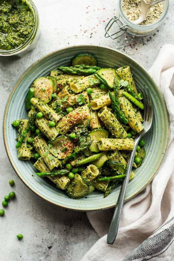 vegetarian pesto asparagus and kale pasta sauce