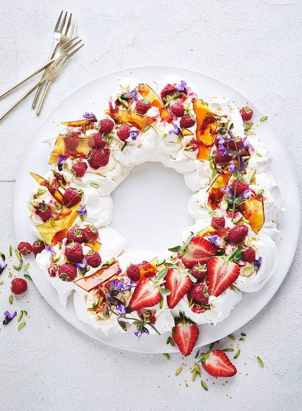 Christmas desserts ideas meringue wreath with berries