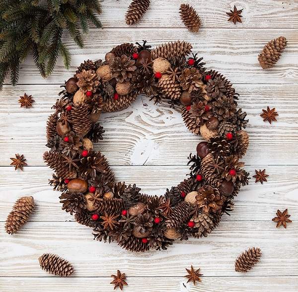 Christmas wreath on front door ideas natural materials pinecones