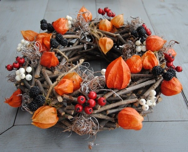 DIY fall wreath physalis dry branches thanksgiving last minute ideas