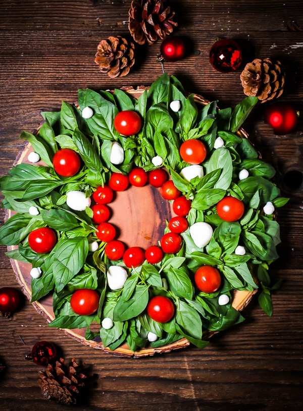 Edible Christmas wreaths Caprese salad recipe
