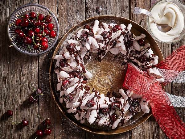 Edible Christmas wreaths desserts ideas chocolate meringue wreath