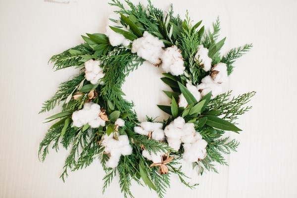 How to make wreath with cotton and evergreens