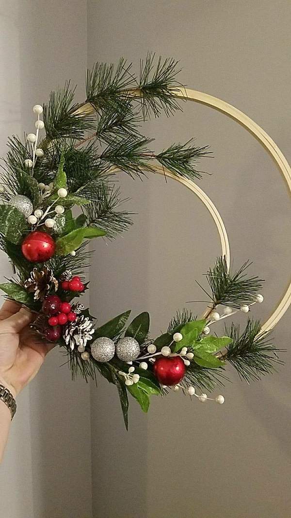 asymmetrical wreath with metal frame red siver ornaments