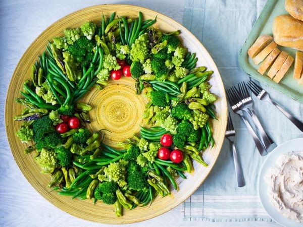 festive-christmas-dinner-recipes-wreath-salad-green-beans-broccoli