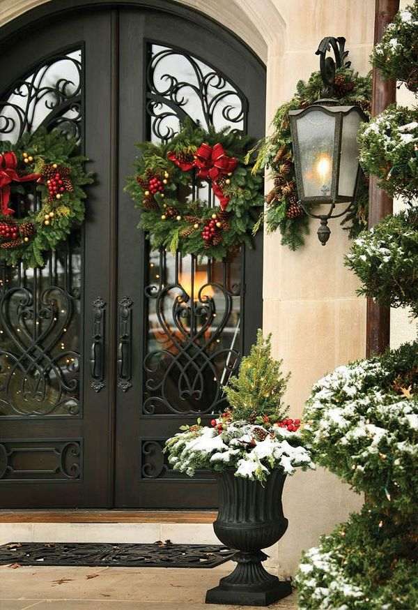 how to decorate front door Christmas ideas festive atmosphere