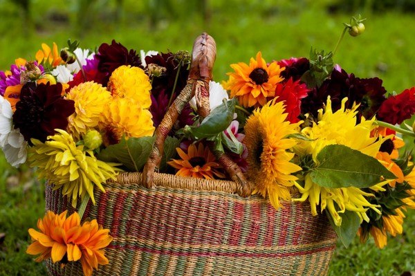 how to make a wreath of fresh flowers autumn decorating ideas
